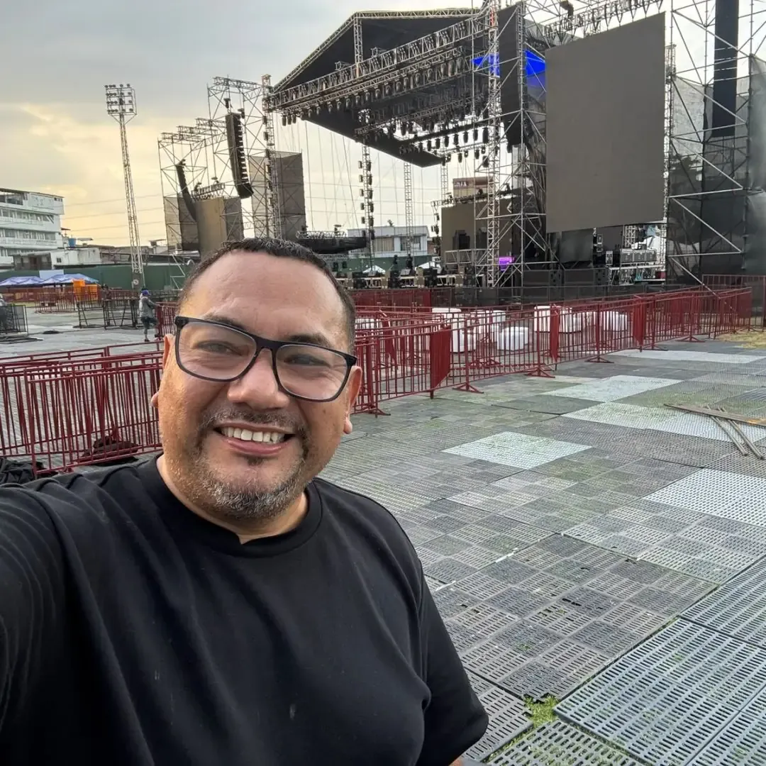 Alex Solís Bustamante en el Estadio Yeyo Uraga durante el montaje de Jowell & Randy