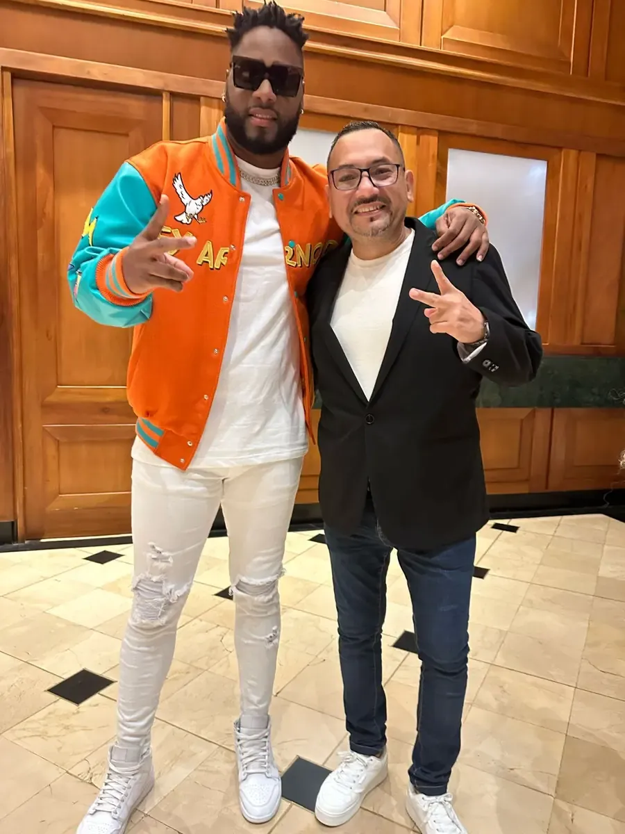 Alex Solís Bustamante con artista invitado