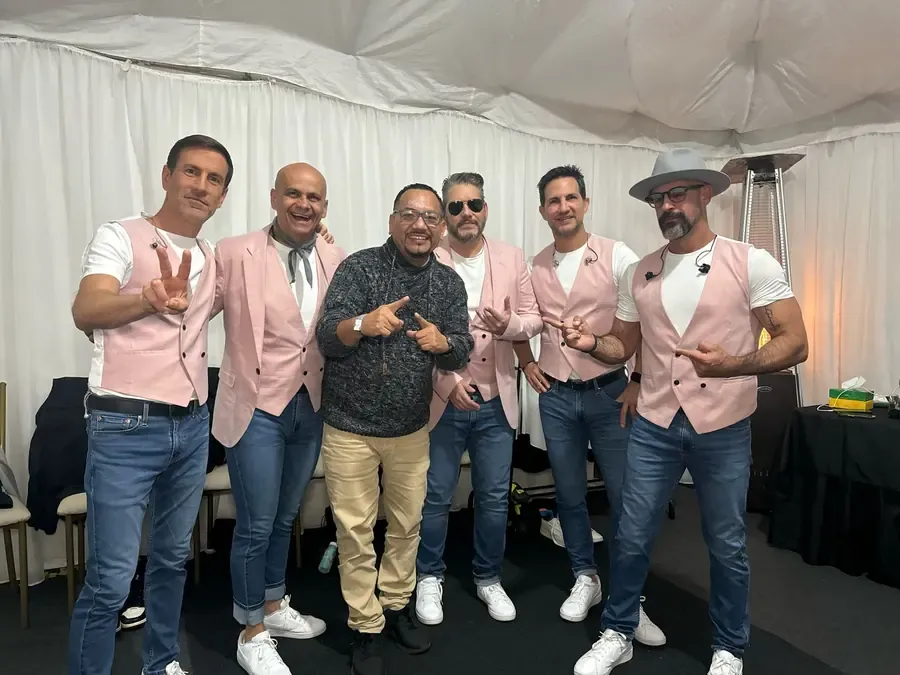 Alex Solís Bustamante con agrupación musical
