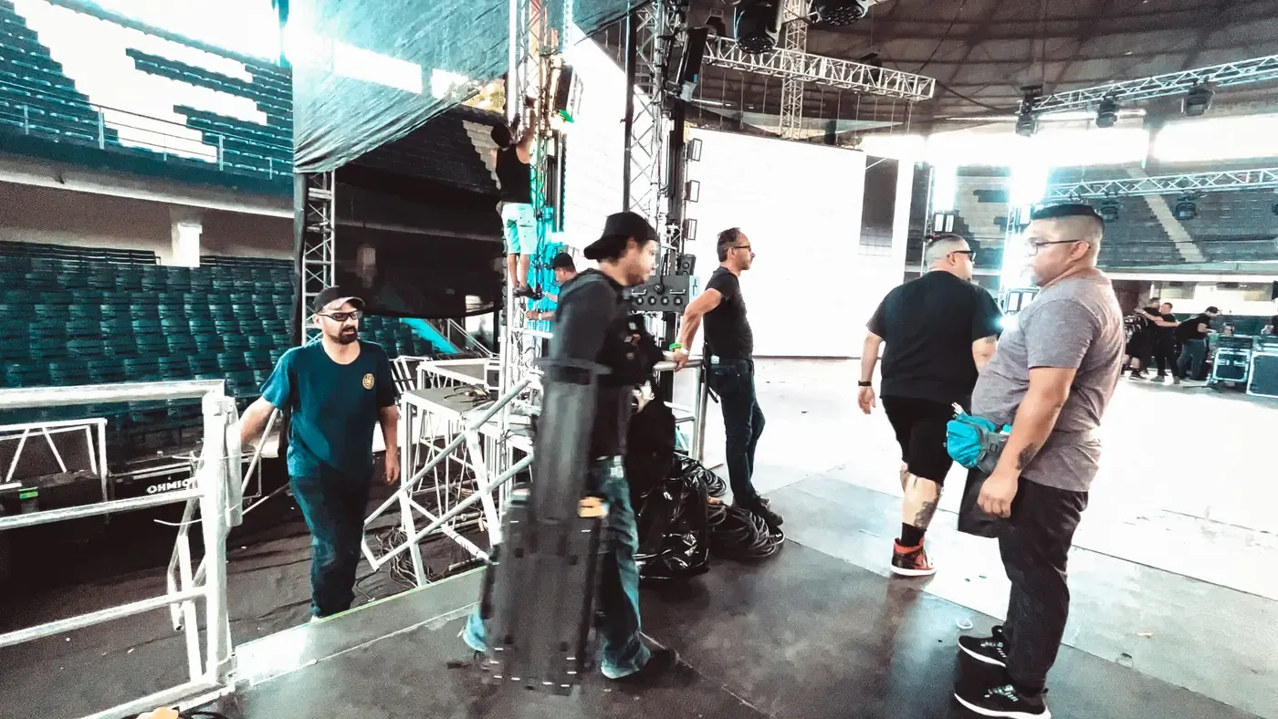 Equipo de producción durante el montaje